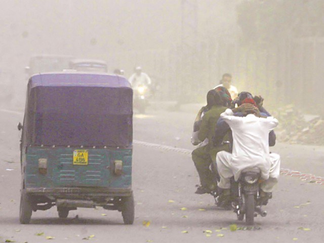 پشاور، مردان اور گردو نواح میں شدید آندھی، دیواریں گرنے سے 11 افراد زخمی