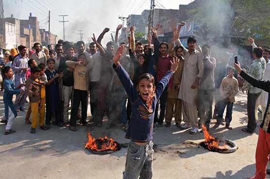 ملتان : شہریوں کا لوڈ شیڈنگ کیخلاف احتجاج، سڑک بلاک کر دی