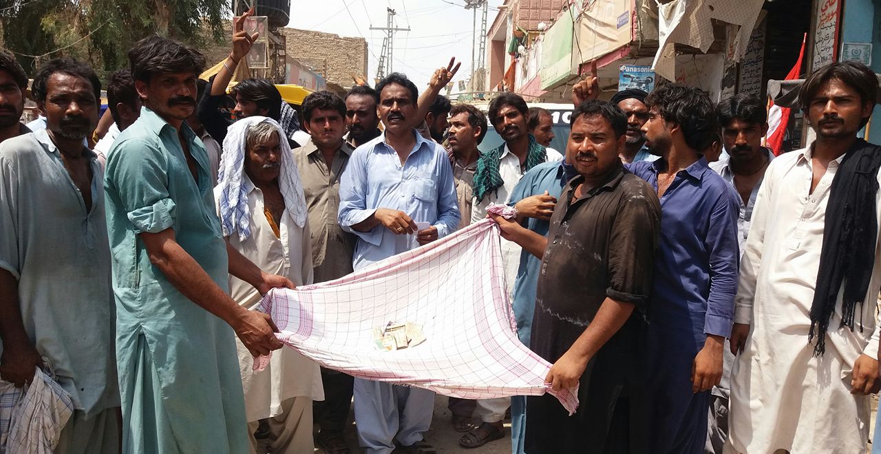 خیرپور ناتھن شاہ میں میونسپل ملازمین کا نیشنل پریس کلب کے سامنے احتجاج