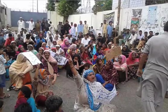 کراچی : ابراہیم حیدری میں لوڈشیڈنگ، پانی کی کمی کیخلاف مظاہرہ