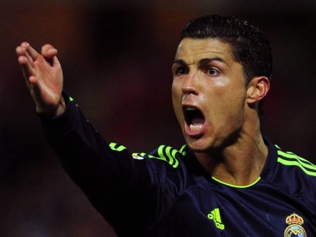 صحافی کے سوال پررونالڈو آپے سے باہر، مائیک چھین کرجھیل میں پھینک دیا