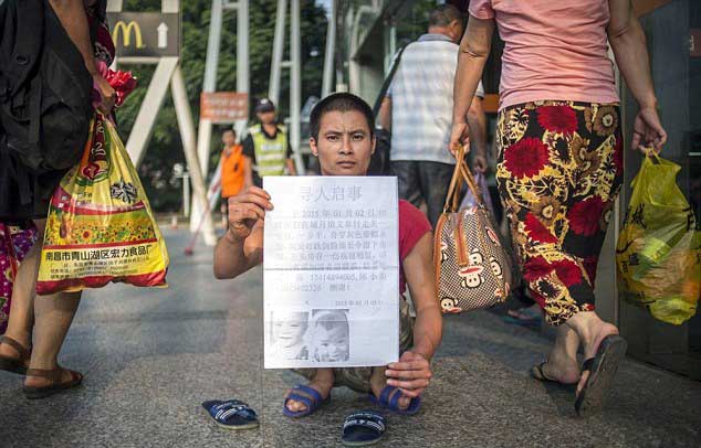 اپاہج شخص اپنے بیٹے کو ڈھونڈنے کیلئے در بدر بھٹکنے لگا