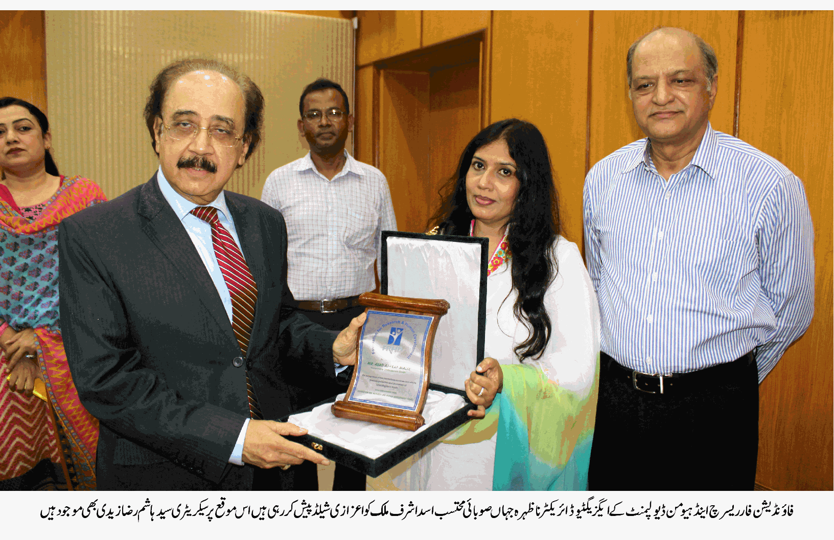 راچی : ناظہرہ جہاں صوبائی محتسب   اسد اشرف ملک کو اعزازی شیلڈ پیش کر رہی ہیں
