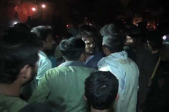 سکھر: شہریوں کا لوڈ شیڈنگ کیخلاف احتجاج، روڈ بلاک کر دی