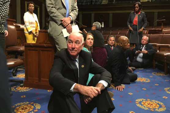 گن کنٹرول بل پر ووٹنگ نہ کروانے امریکی ایوان نمائندگان میں ارکان کا دھرنا