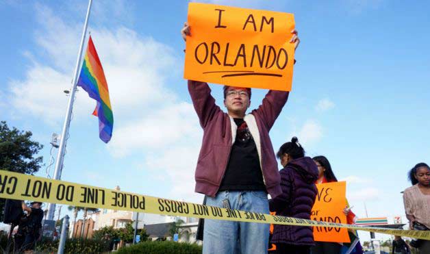 اورلینڈو: فائرنگ سے مرنے والوں کی یاد میں شمعیں روشن