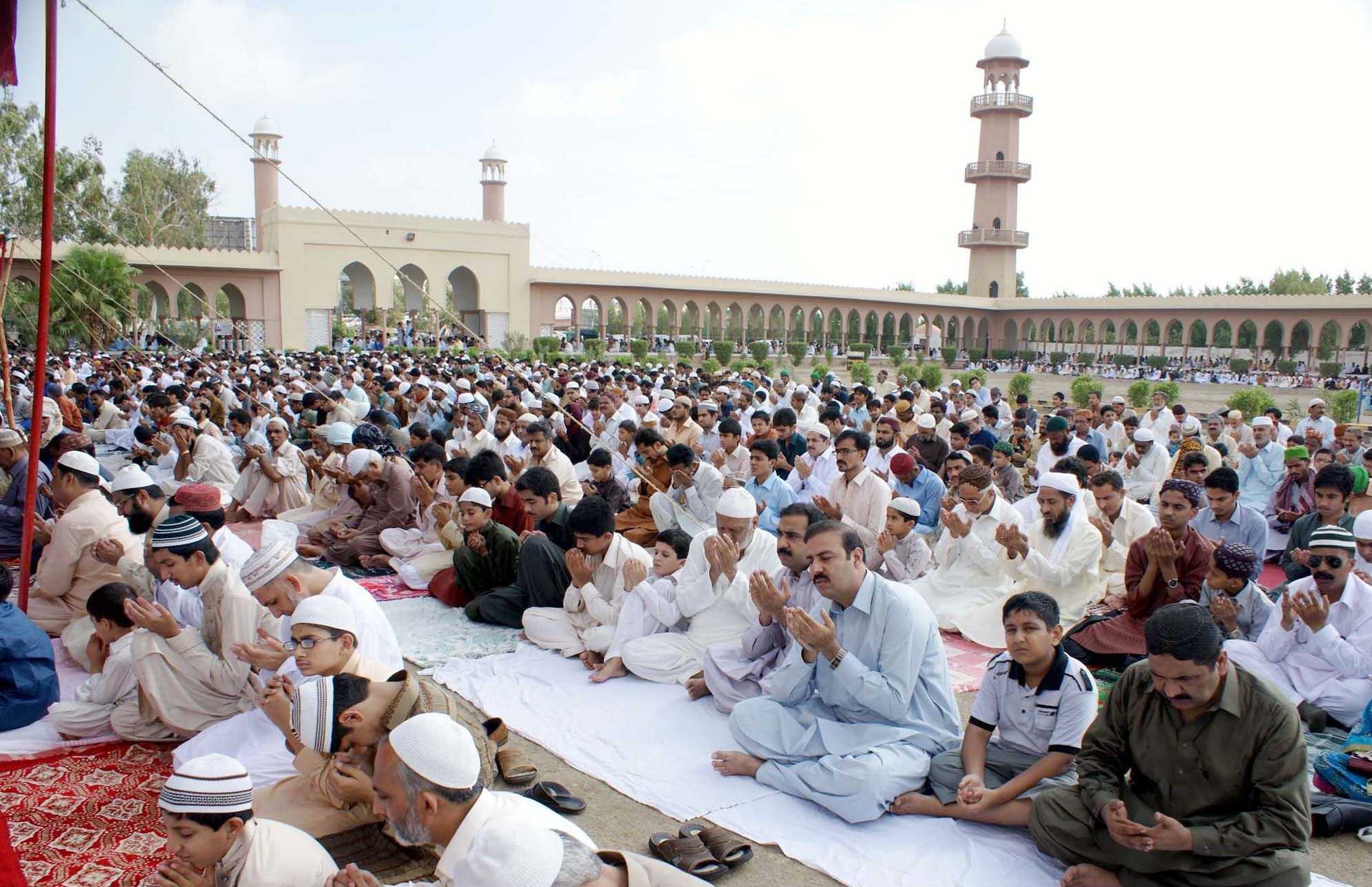 جامعہ بنوریہ عالمیہ سائٹ ٹاؤن محمدی مسجد میں نماز عید 6:00 بجے ہوگئی