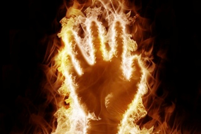 کراچی میں عوام نے 2 ڈاکوؤں کو پکڑ کر آگ لگادی