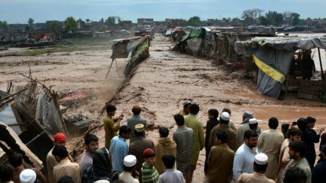 باراتیوں کی ایک گاڑی سیلابی ریلے میں بہہ جانے سے 13 ہلاک