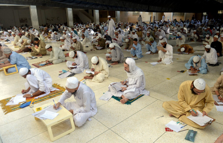 جامعہ بنوریہ عالمیہ میں نئے داخلوں کا سلسلہ جاری شعبہ غیر ملکی کا انٹری ٹیسٹ لے لیاگیا