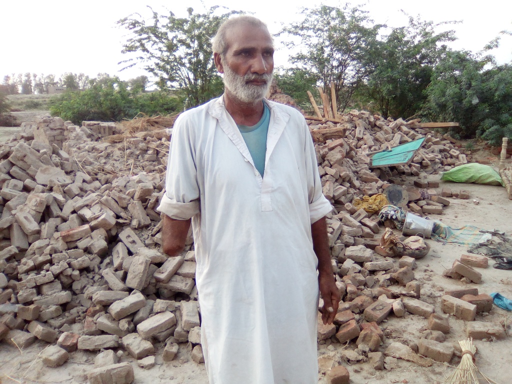 بااثر بھٹہ مالک کی پرائیویٹ ایکسیویٹر مشین سے مکان گراکر قبضہ کرنے کی کوشش