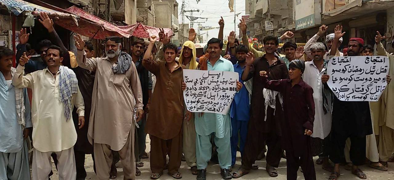 قاتل آزاد کیوں؟ خیرپور ناتھن شاہ میں قاتلوں کی عدم گرفتاری خلاف مقتول کے ورثا کا احتجاجی مظاہرہ