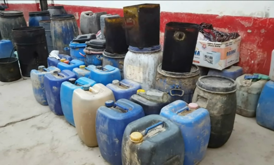 بدین پولیس اور سی آئی اے کا اشراب کی بٹھیوں پر چھاپہ، 13000 ہزار سے زائد کچی شراب برآمد