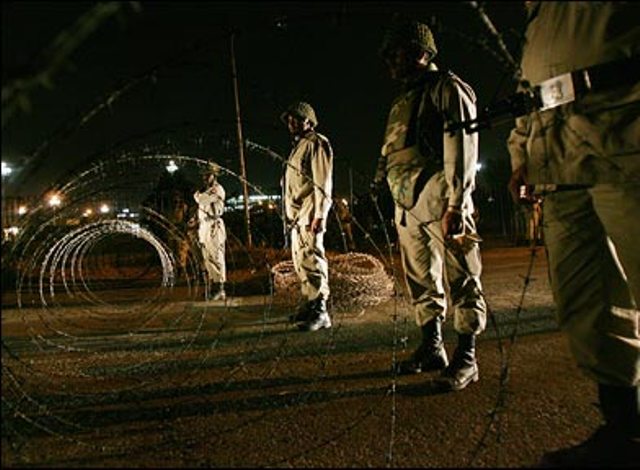 مارشل لا کی بازگشت سماعتوں سے ٹکرانے لگی