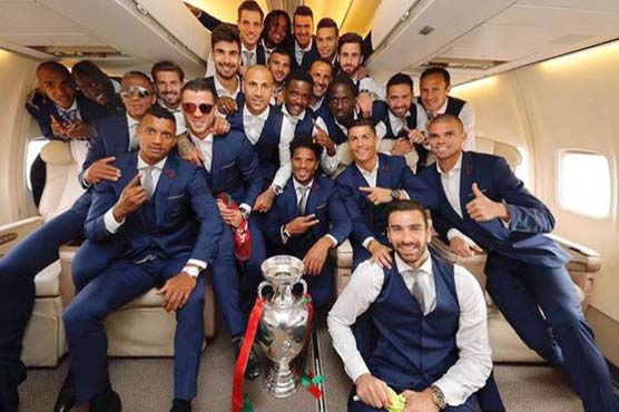 یورو کپ جیتنے والی پرتگال کی فٹبال ٹیم وطن واپس روانہ