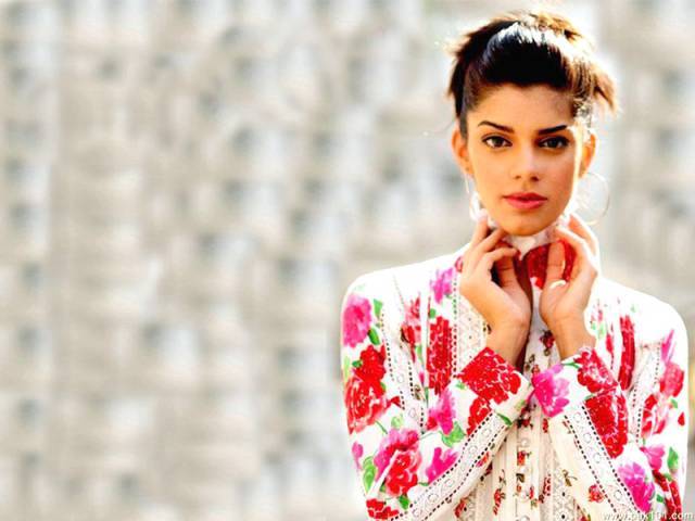 معذور بچوں کے لیے اسکول بنانا اولین خواہش ہے، صنم سعید