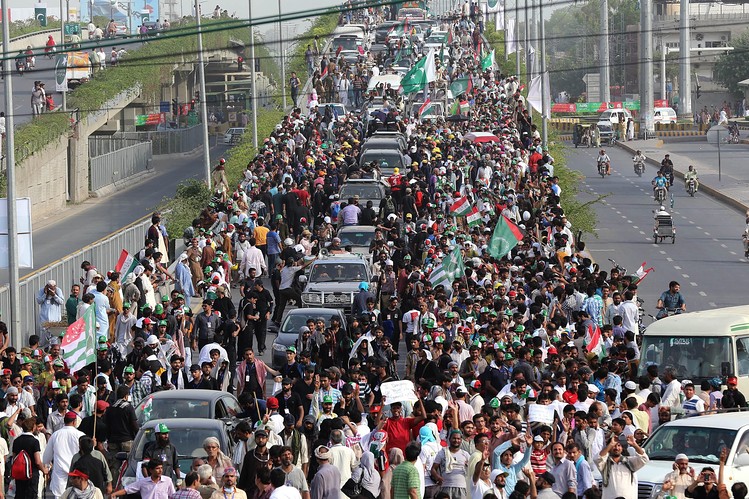 احتجاجی سیاست کا موسم