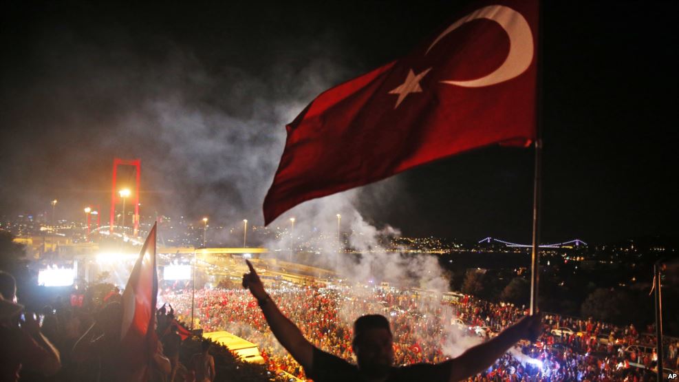 ترکی: ہنگامی حالت کا نفاذ، ہزاروں اسکول، خیراتی ادارے بند