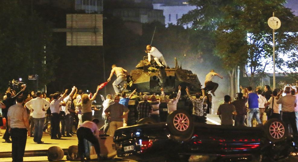 مسلم دنیا کی افواج جمہوریت کا احترام کرے