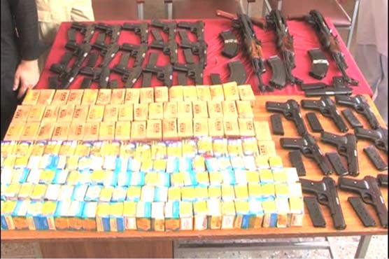 پشاور :پولیس نے اسلحہ ڈی جی خان سمگل کرنے کی کوشش ناکام بنا دی