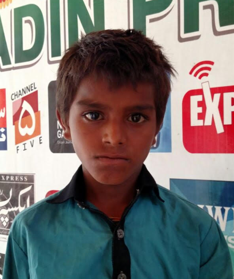 ایک بچہ اپنے ماں باپ کی تلاش میں بدین کے ایک شہری کے ہمراہ پریس کلب پہنچ گیا