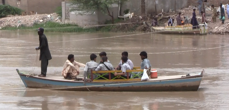 ضلع بدین شہر ماتلی میں متعلقہ اداروں کی نااہلی نے شہریوں کو کشتیوں کے سفر پہ مجبور کر دیا