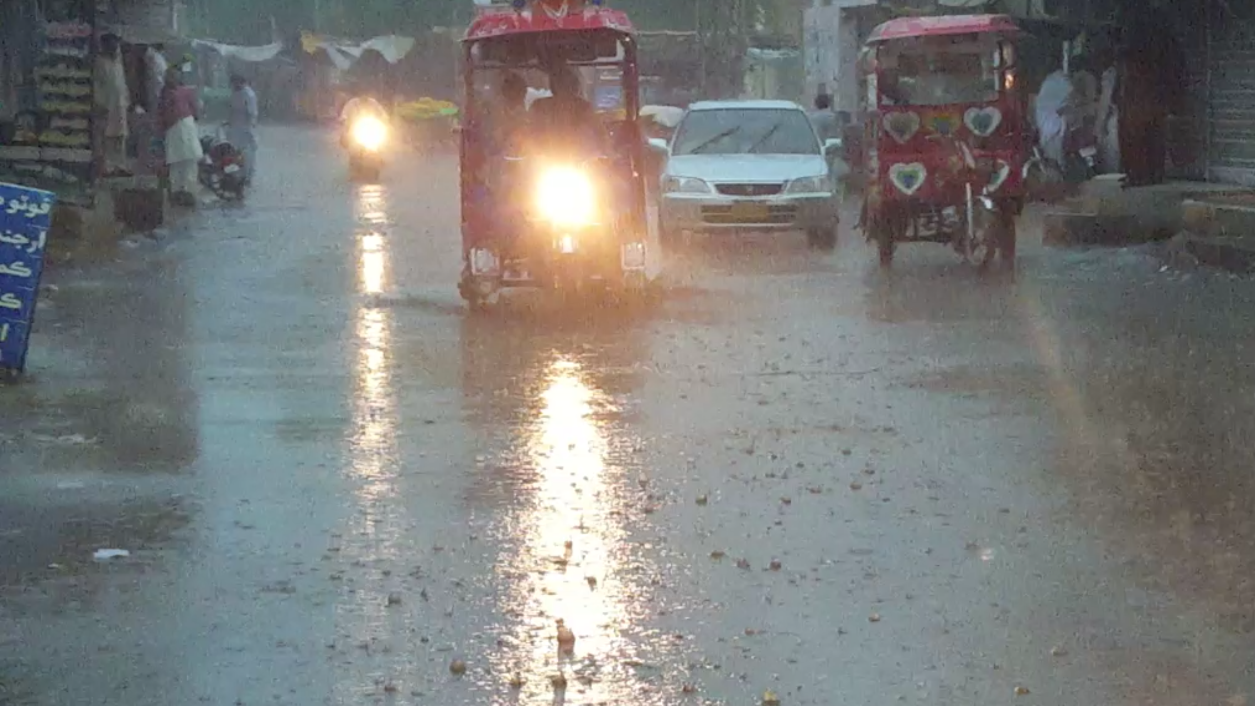 ضلع بدین میں چند گھنٹوں کے وقفے کے بعد ایک بار پھر سے گرج و چمک کے ساتھ موسلادھار بارش شروع