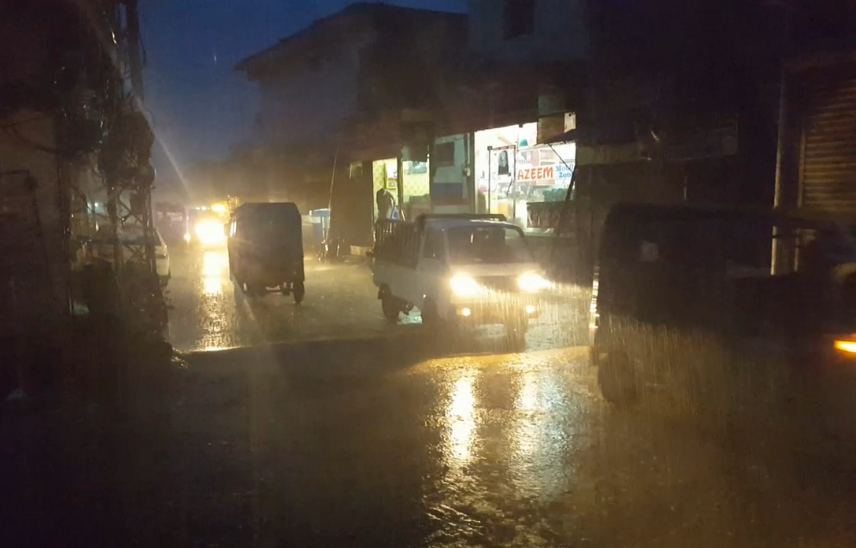 ضلع بدین کے مختلف شہروں میں تیز طوفانی ہواﺅں کے ساتھ تیز بارش