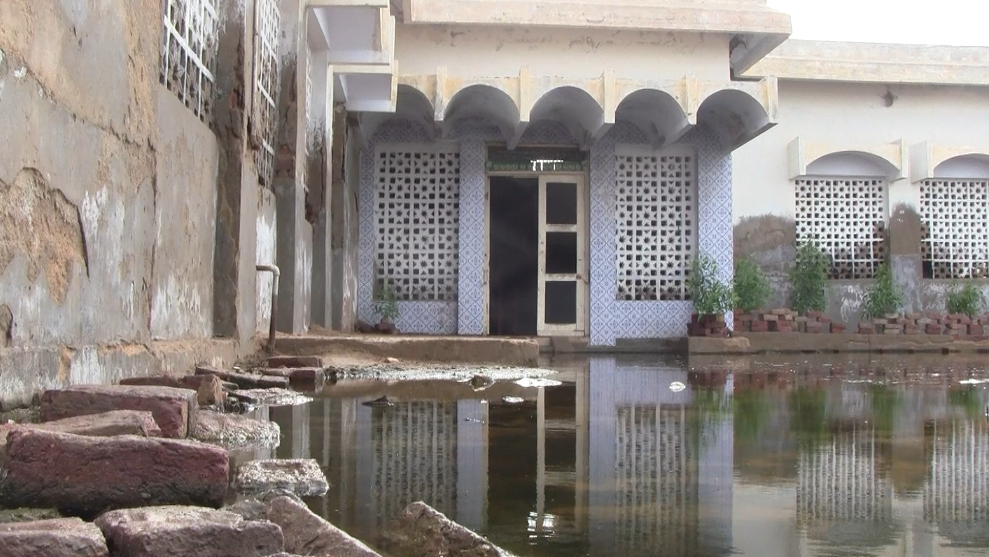 بدین میں 15 روز گذر جانے کے باوجود خصوصی بچوں کے اسکول سے پانی کا اخراج نا ہو سکا