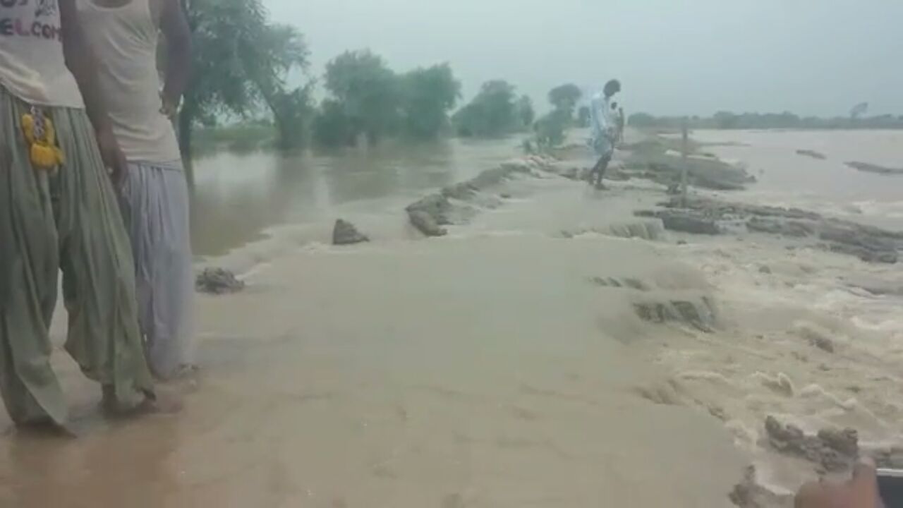 ضلع بدین میں پڑنے والی بارشوں نے متعدد نہروں میں شگاف ڈال دیئے