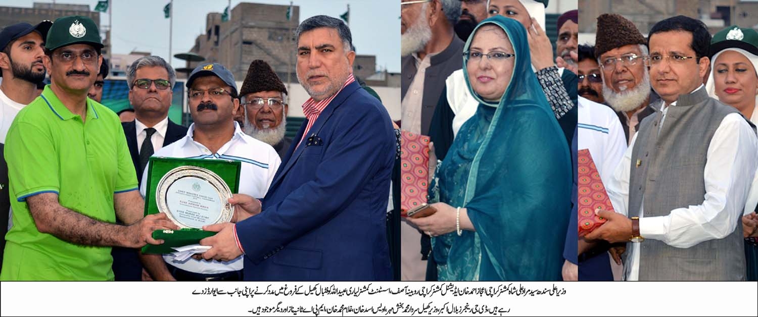 سید مراد علی شاہ کمشنر  فٹبال کھیل کے فروغ میں مدد  کرنے پر اپنی جانب ایوارڈ دے رہے ہیں
