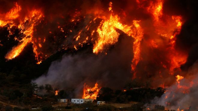 کیلیفورنیا میں شدید آگ، ہزاروں افراد کا انخلا