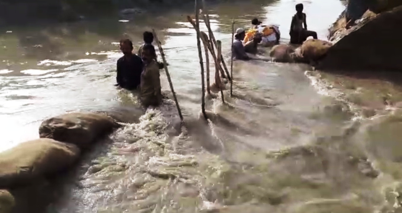 ضلع دادو کی تحصیل میہڑ میں ککول واہ کو سید گوٹھ کے مقام پر 100 فیٹ کا چوڑا شگاف پڑ گیا