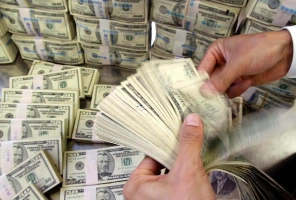 وفاقی حکومت نے 5  سال میں 19 ارب ڈالر کے قرضے لیے