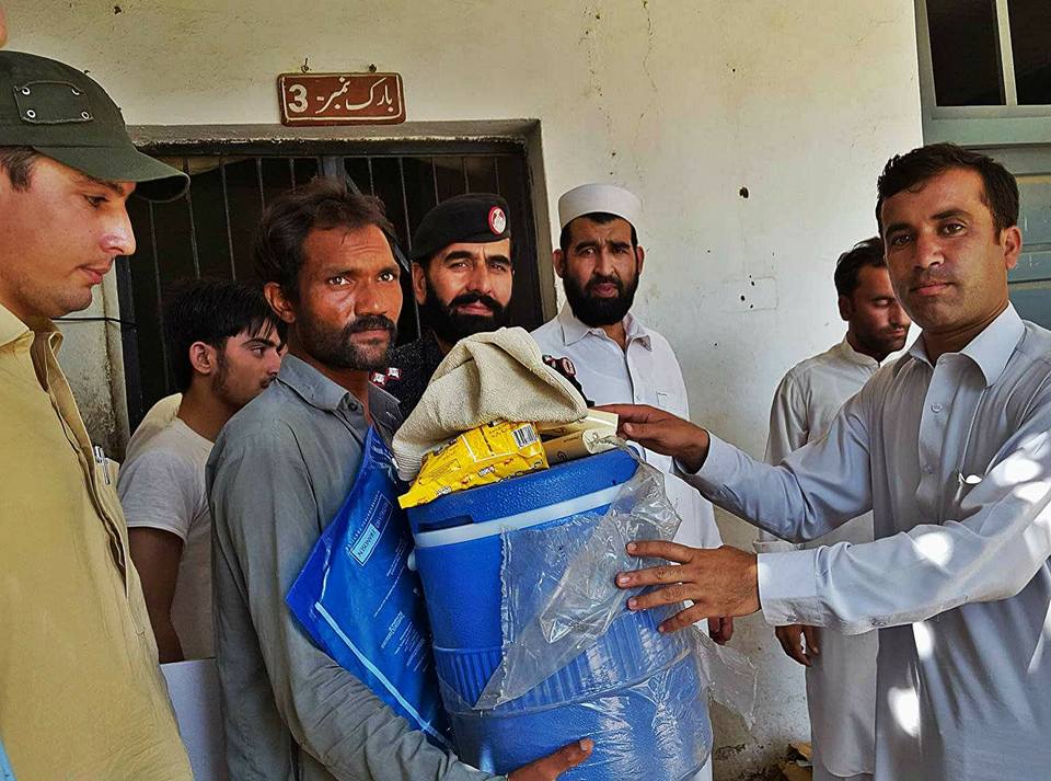 مسلم لیگ ن کی طرف سے غلنئی اور یکہ غنڈ حوالات کے قیدیوں میں نان فوڈ آئٹم اور ہائی جین کیٹس تقسیم