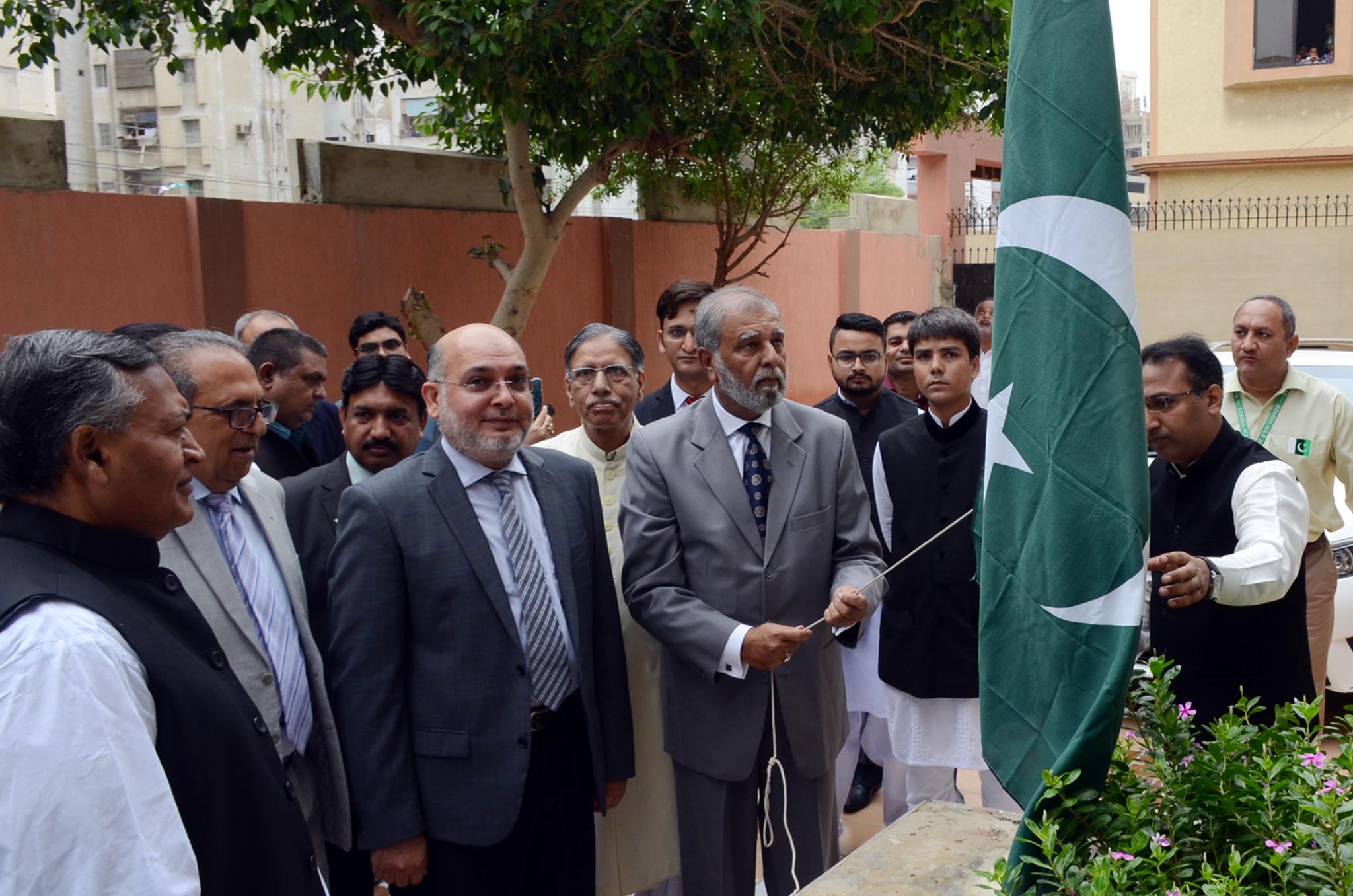 یوم آزادی کے موقع پر جسٹس امیر ہانی مسلم قومی پرچم کی نقاب کشائی کی رسم ادا کر رہے ہیں