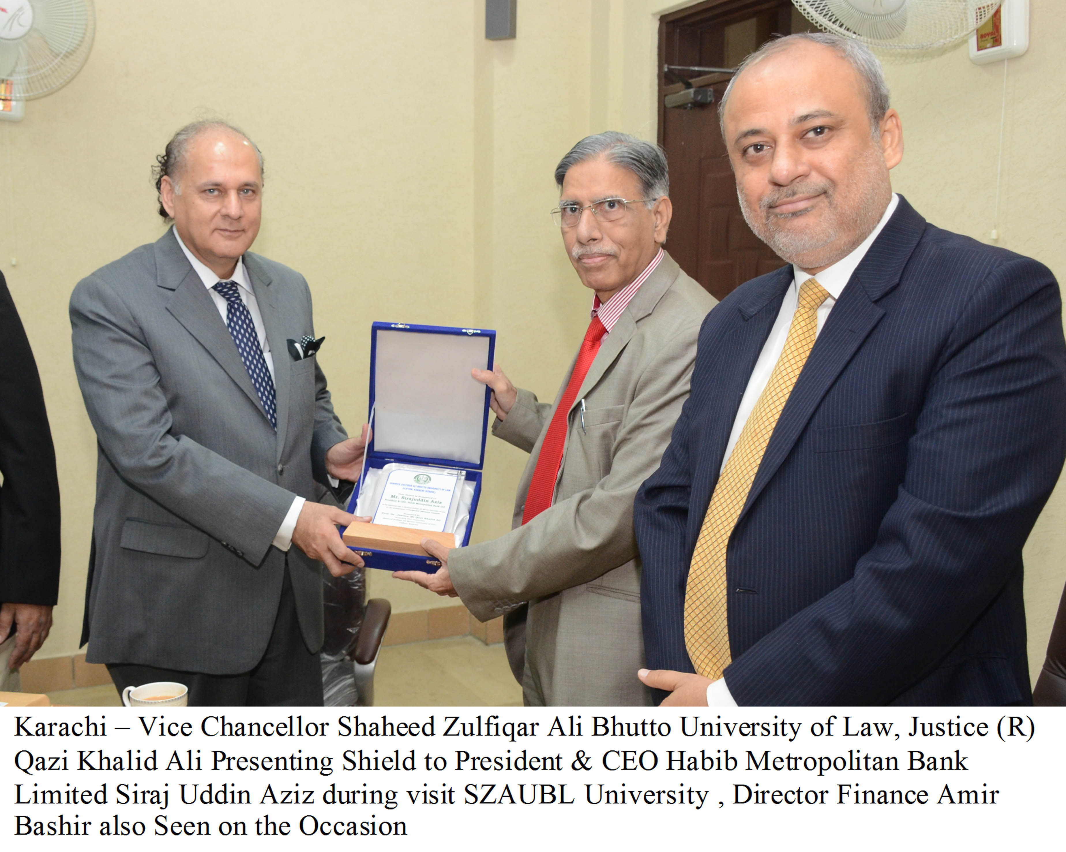 جسٹس قاضی خالد یونیورسٹی کے دورے کے موقع پر یادگاری شیلڈ پیش کر رہے ہیں