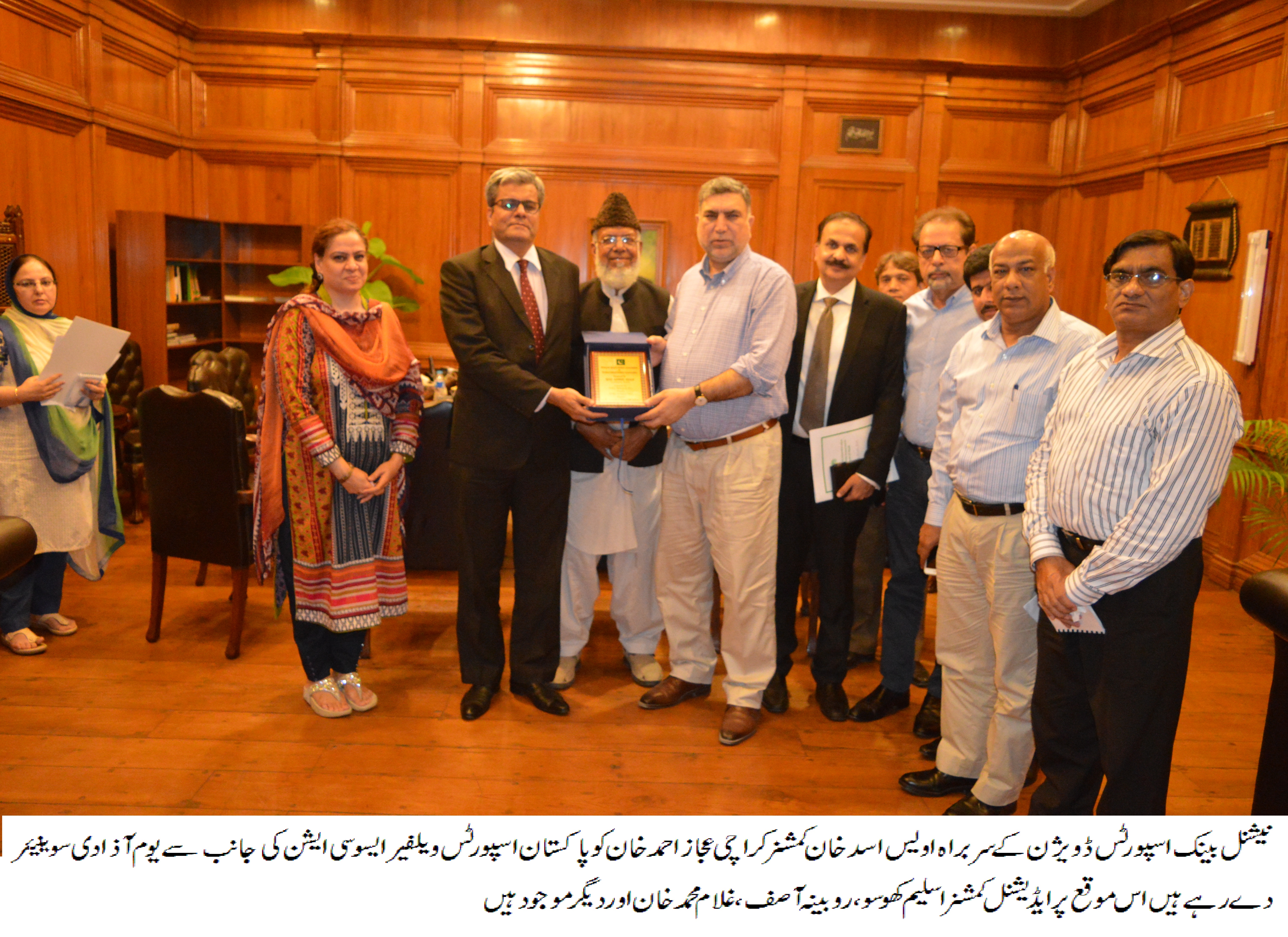 اویس اسد خان کمشنر کراچی اعجاز احمد خان کو  یوم آزادی سوینیئر دے رہے ہیں