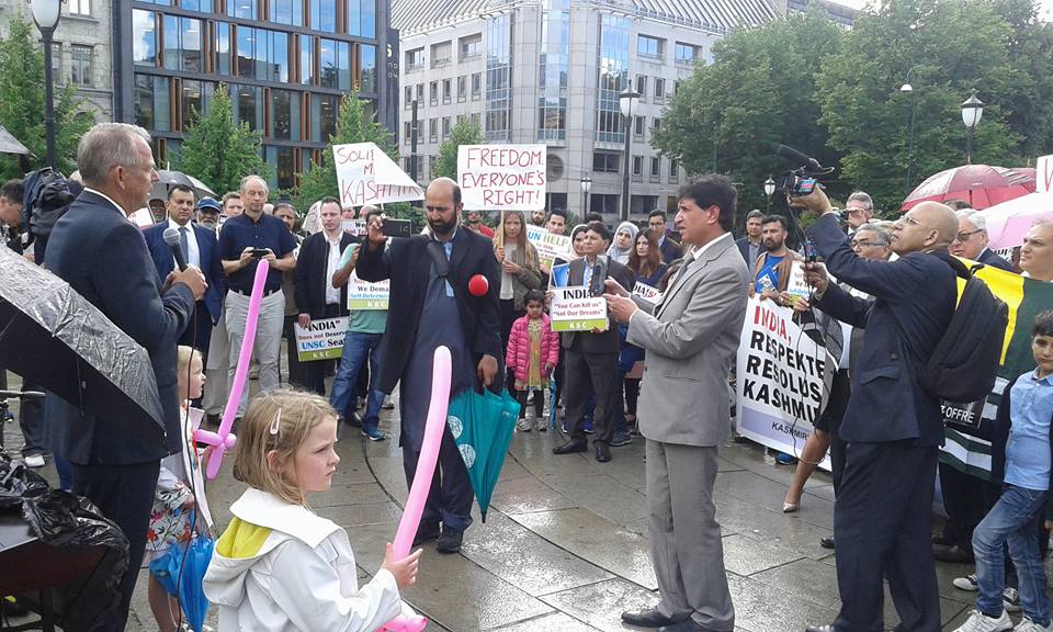 ناروے میں کشمیریوں کی حمایت میں اور بھارتی مظالم کے خلاف مظاہرہ، لوگوں کی بڑی تعداد شریک