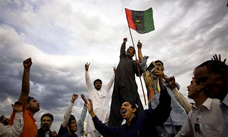 حکومت کے خاتمے کی پیش گوئیاں اور تحریک چلانے کے اعلانات ساتھ ساتھ