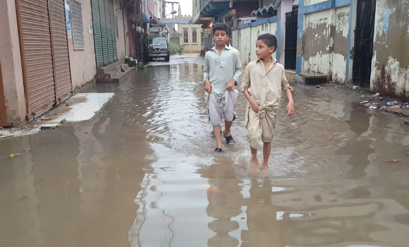 ضلع بدین میں گزشتہ شام سے شروع ہونے والی مواسلادھار بارش کا سلسلہ ساری رات جاری رہا