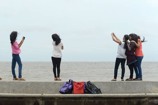 سیلفی کا افسوس ناک انجام: بیٹی اور والدین جان سے گئے