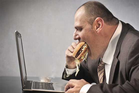 بے وقت کا کھانا ہائی بلڈ پریشر اور موٹاپے کا باعث بنتا ہے: ماہرین