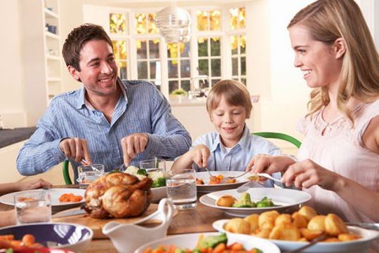 شام 7 بجے کے بعد کھانا کھانے سے ہائی بلڈ پریشر اور فالج کے باعث موت کا خطرہ، ماہرین