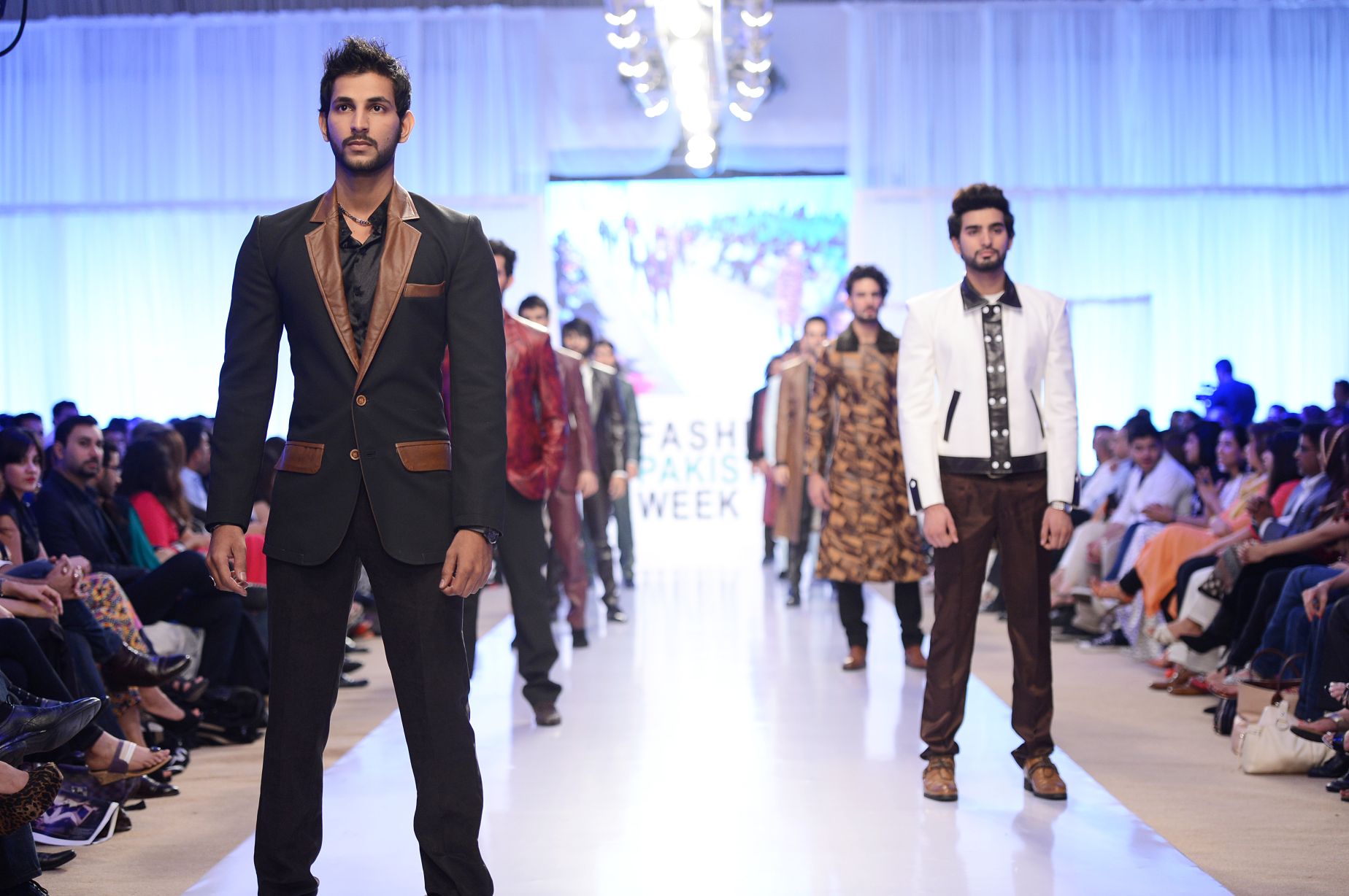 اے چاند اب زمین پہ چرخہ اتار دے