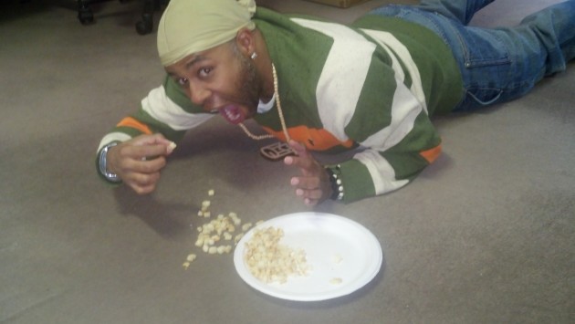 فرش سے اٹھا کر کھانے کا تصور درست نہیں: تحقیق