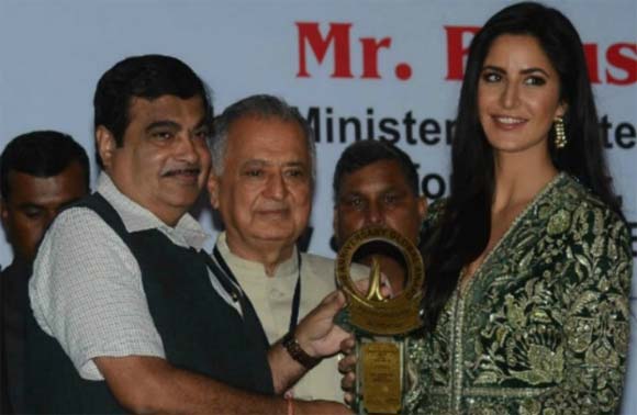 کترینہ کیف کو ’’سمیتا پٹیل‘‘ میموریل ایوارڈ سے نواز دیا گیا