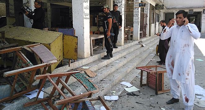 مردان میں ضلعی کچہری پر خودکش حملہ، 12 ہلاک درجنوں زخمی