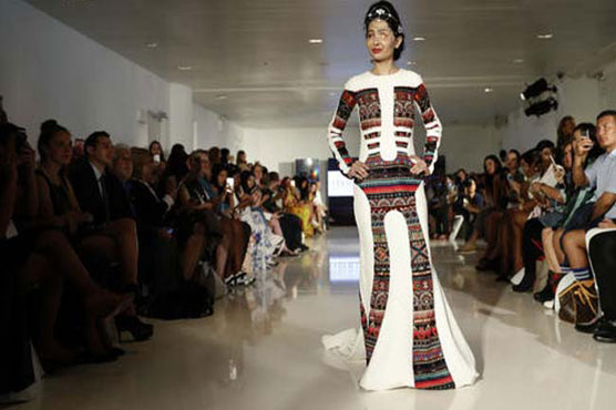 نیویارک فیشن ویک کا آغاز، تیزاب گردی کی شکار ماڈل کی واک