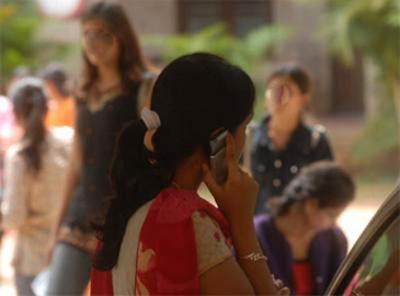 بھارت نے لڑکیوں کو موبائل کے استعمال سے روک دیا